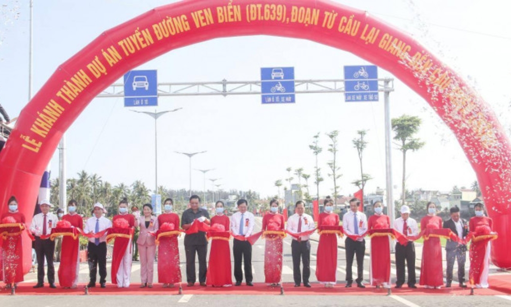 Lãnh đạo Bình Định cắt băng khánh thành dự án đường ven biển, đoạn từ cầu Lại Giang đến Thiện Chánh 533 tỷ đồng.