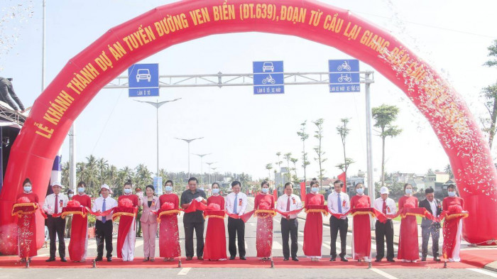 Lãnh đạo Bình Định cắt băng khánh thành dự án đường ven biển, đoạn từ cầu Lại Giang đến Thiện Chánh 533 tỷ đồng.