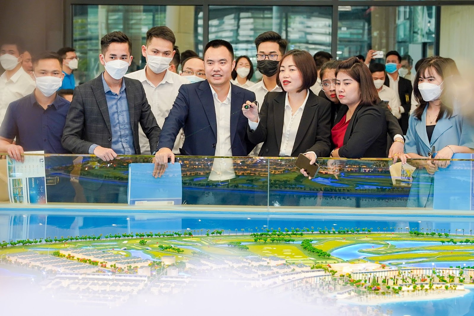 Một trong những điểm nhấn tại văn phòng bán hàng dự án là đại sa bàn khổng lồ, mang tới những trải nghiệm tuyệt vời cho khách hàng.