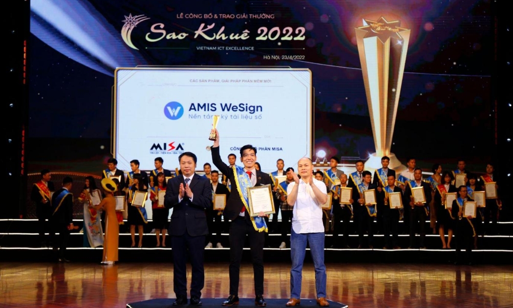 Ông Phạm Trường Giang - Trưởng phòng kinh doanh sản phẩm AMIS Wesign đại điện MISA nhận giải thưởng Sao khuê cho hạng mục Các giải pháp, phần mềm mới.