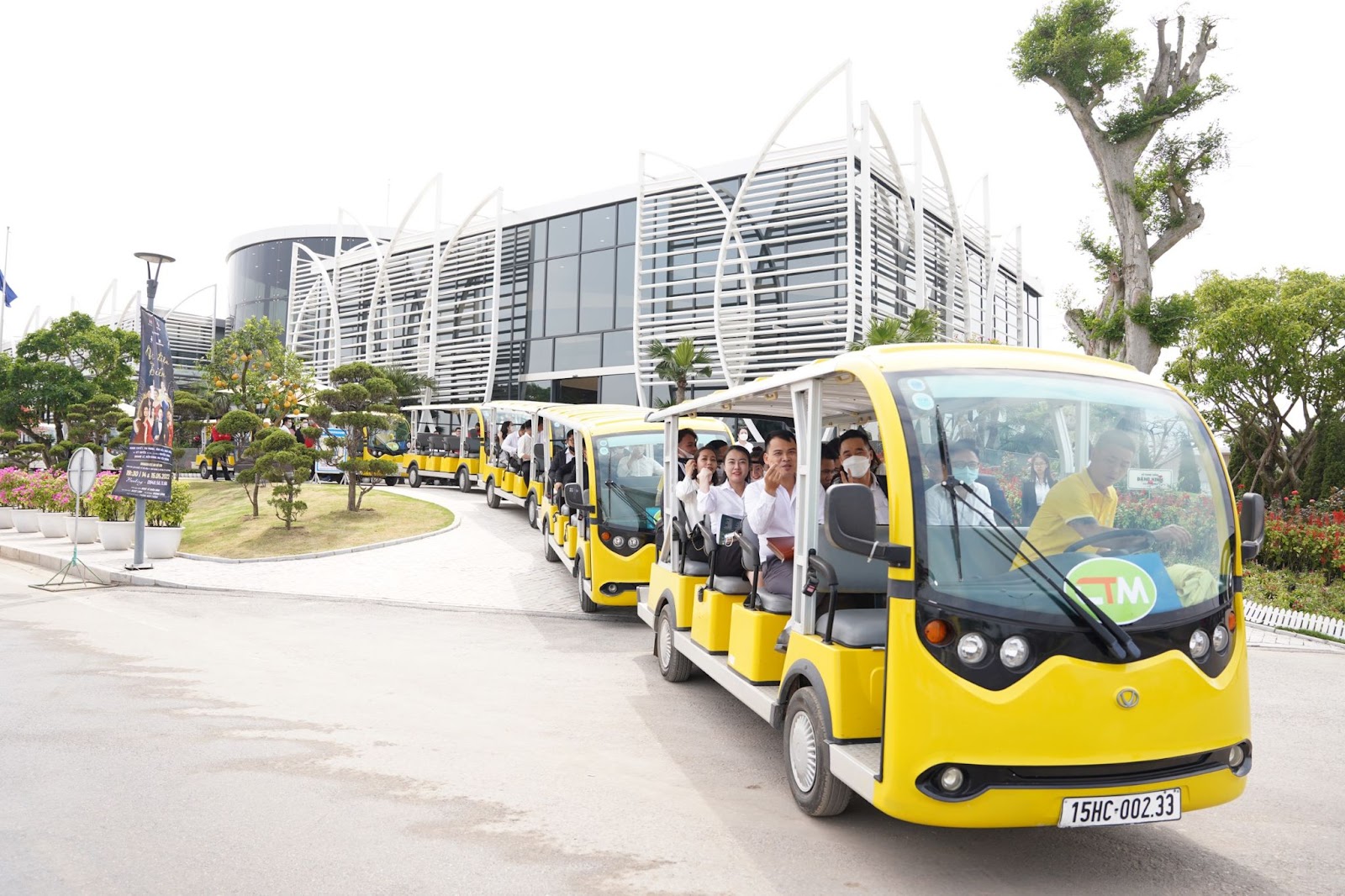 H&agrave;ng chục chiếc xe điện sẵn s&agrave;ng phục vụ kh&aacute;ch tới tham quan KDL Quốc tế Đồi Rồng.