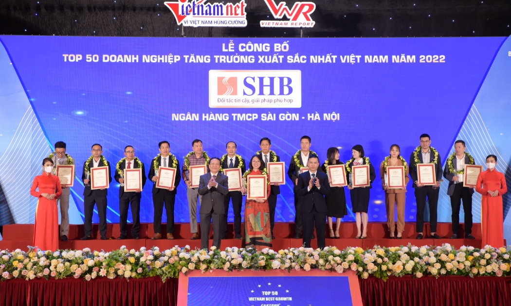 Đại diện Ngân hàng SHB nhận Giải thưởng Top 50 Doanh nghiệp tăng trưởng xuất sắc nhất Việt Nam 2022 (Top 50 Vietnam The Best Growth 2022).
