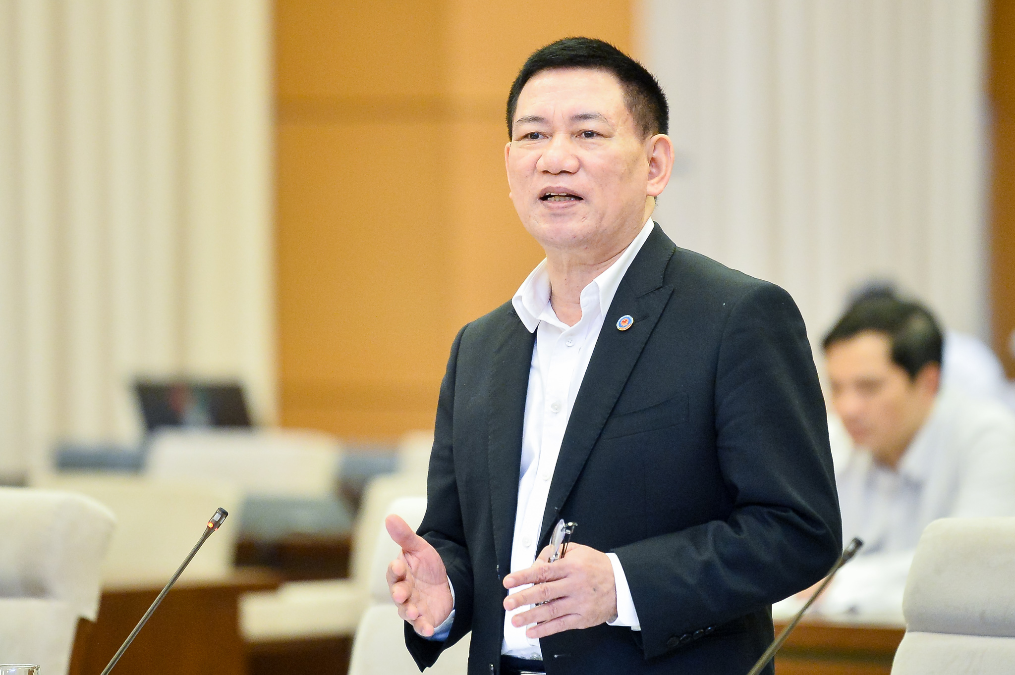 Bộ trưởng Bộ Tài chính Hồ Đức Phớc báo cáo tại phiên họp - Ảnh: Quochoi.vn