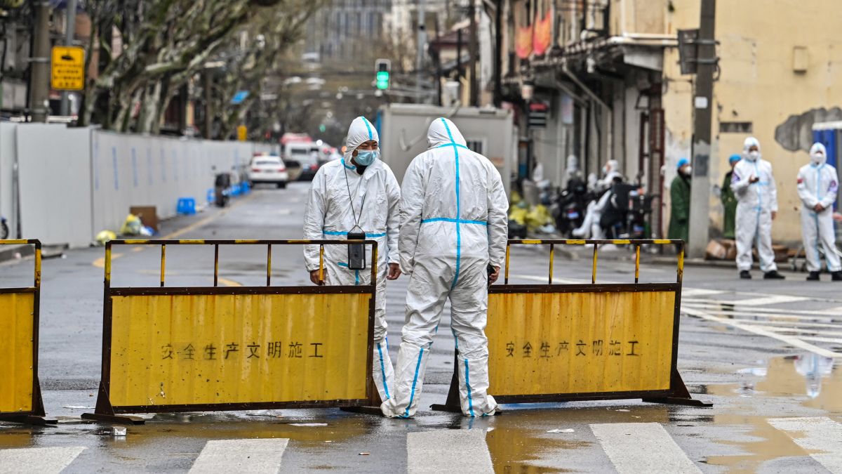 Nh&acirc;n vi&ecirc;n y tế dựng h&agrave;ng r&agrave;o tại một khu vực bị phong tỏa để ph&ograve;ng dịch tại Trung Quốc - Ảnh: CNN