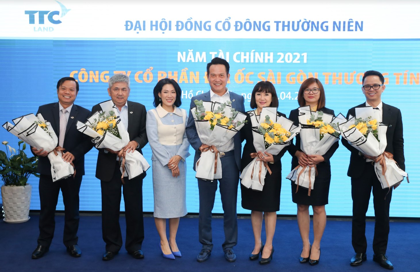 Bà Huỳnh Thị Bích Ngọc (thứ 3 từ phải sang) và ông Đặng Hồng Anh (thứ 4 từ phải sang) trúng cử thành viên HĐQT của TTC Land - Ảnh: Minh Phượng.