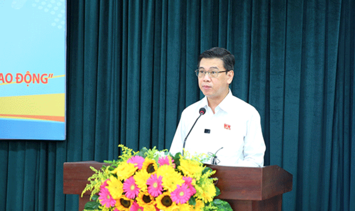 Phó Chủ tịch Hội đồng Nhân dân TP.HCM Nguyễn Văn Dũng phát biểu tại hội nghị tiếp xúc cử tri sáng 24/4/2022- Ảnh: ITN.