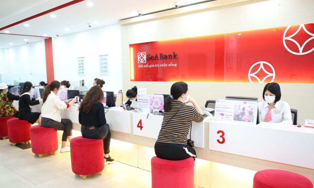 Khách hàng giao dịch tại SeABank.