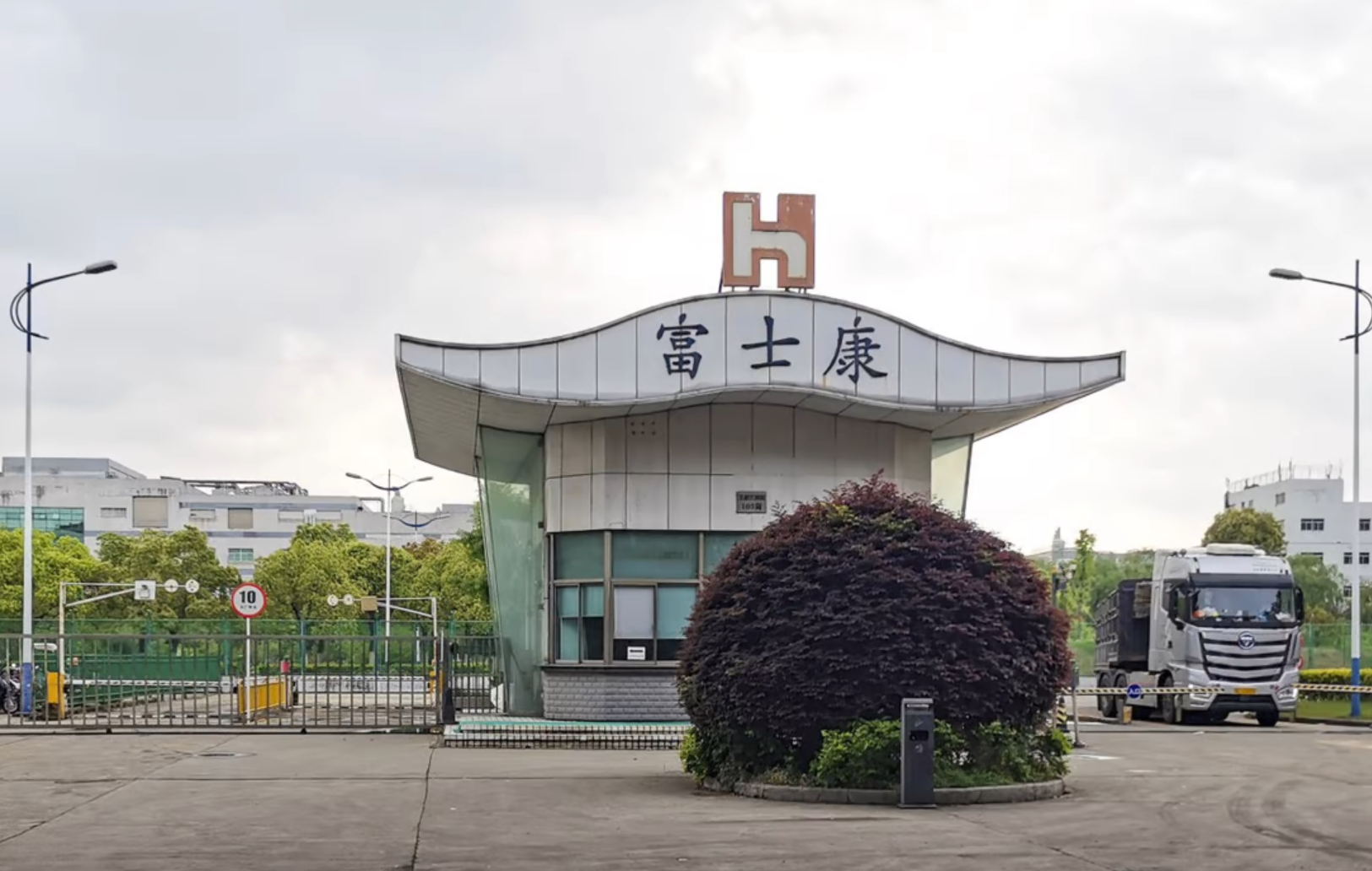 C&aacute;c cơ sở sản xuất của Foxconn ở C&ocirc;n Sơn hoạt động theo cơ chế kh&eacute;p k&iacute;n, trong đ&oacute; c&ocirc;ng nh&acirc;n ăn ngủ ho&agrave;n to&agrave;n trong khu&ocirc;n vi&ecirc;n nh&agrave; m&aacute;y - Ảnh: SCMP