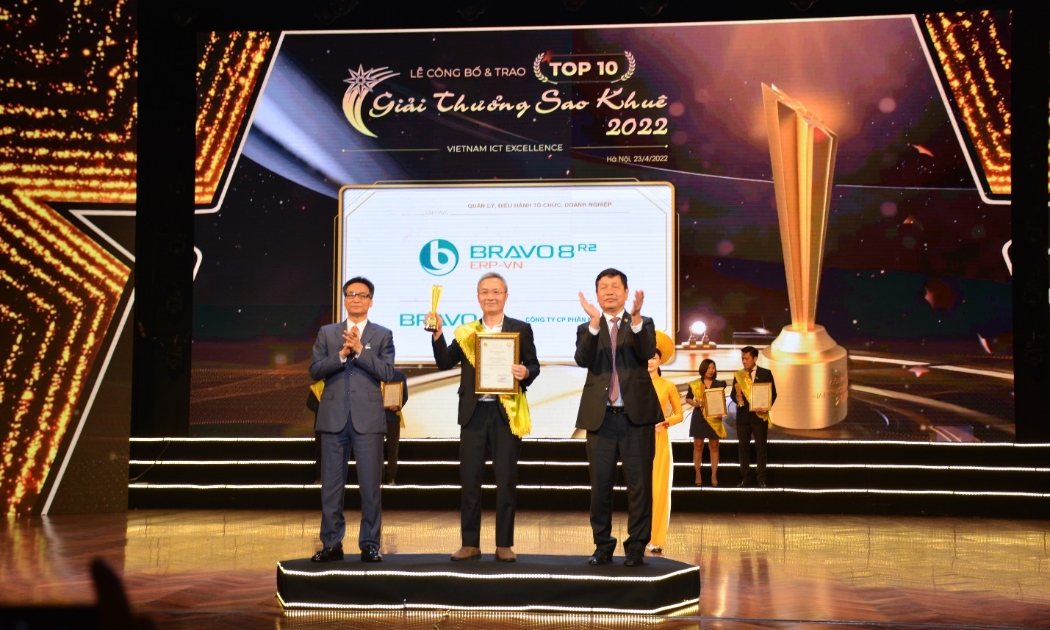 Ông Ngô Đình Hải - Giám đốc Khối Công nghệ - Công ty Cổ phần Phần mềm BRAVO lên nhận giải thưởng.