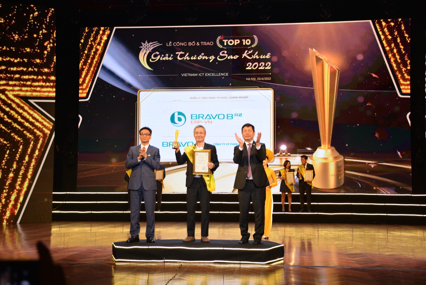 Ông Ngô Đình Hải - Giám đốc Khối Công nghệ - Công ty Cổ phần Phần mềm BRAVO lên nhận giải thưởng.