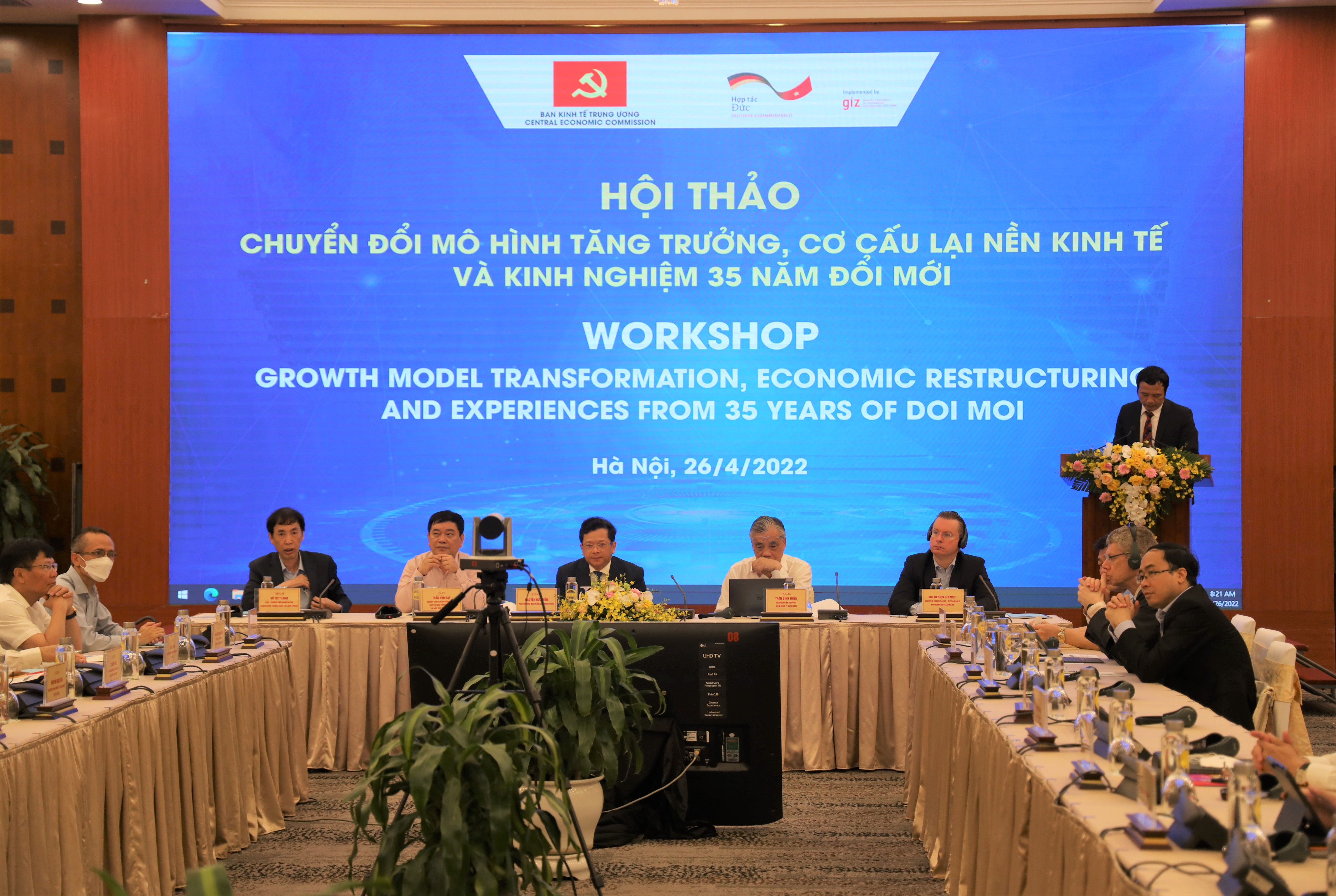 Toàn cảnh hội thảo “Chuyển đổi mô hình tăng trưởng, cơ cấu lại nền kinh tế: Kinh nghiệm 35 năm đổi mới” ngày 26/4.