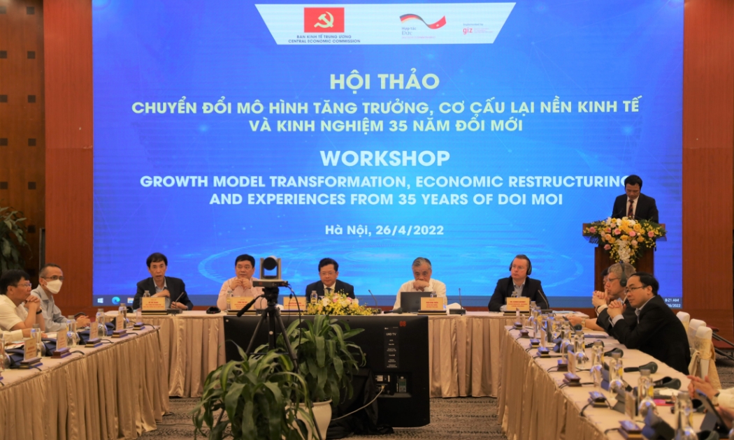 Toàn cảnh hội thảo “Chuyển đổi mô hình tăng trưởng, cơ cấu lại nền kinh tế: Kinh nghiệm 35 năm đổi mới” ngày 26/4.