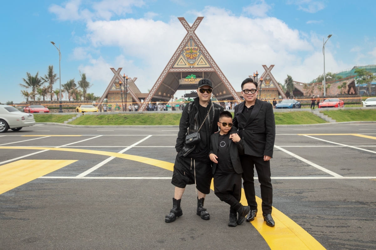 NTK Đỗ Mạnh Cường (b&igrave;a tr&aacute;i) trong một chuyến tham quan dự &aacute;n NovaWorld Ho Tram.