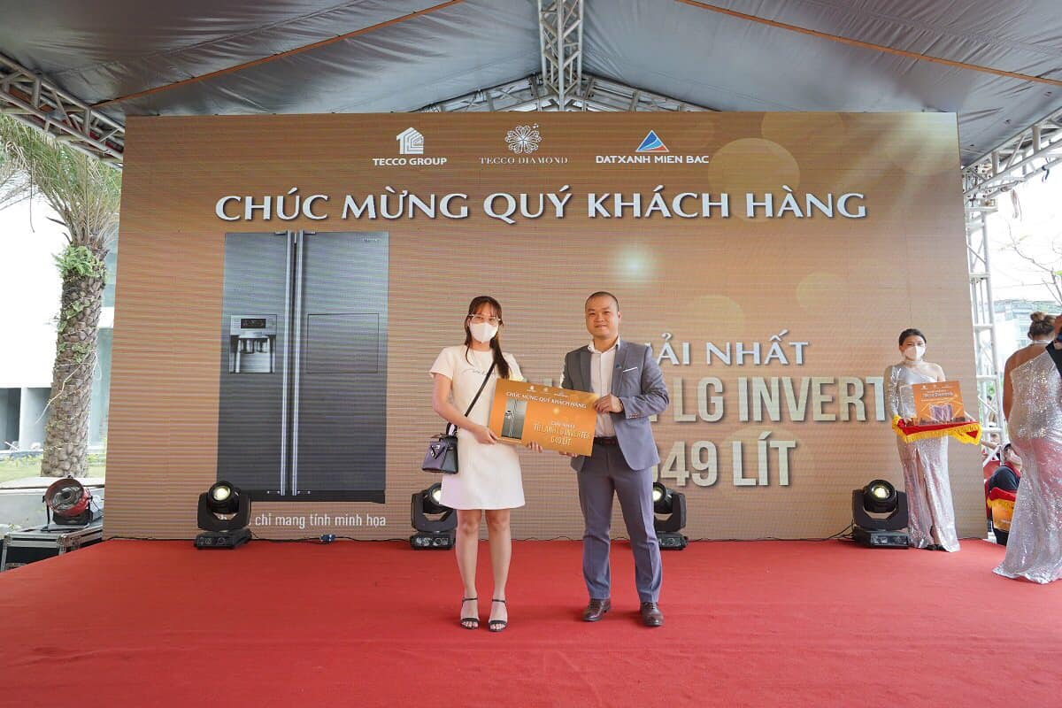 Nữ khách hàng may mắn nhận giải Nhất tại sự kiện.