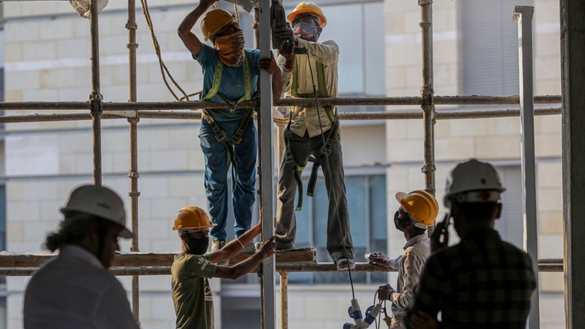 Với khoảng 2/3 d&acirc;n số trong độ tuổi từ 15-64, sự cạnh tranh cho bất kỳ c&ocirc;ng việc n&agrave;o &ndash; trừ lao động ch&acirc;n tay &ndash; được đ&aacute;nh gi&aacute; l&agrave; v&ocirc; c&ugrave;ng khốc liệt - Ảnh: SCMP