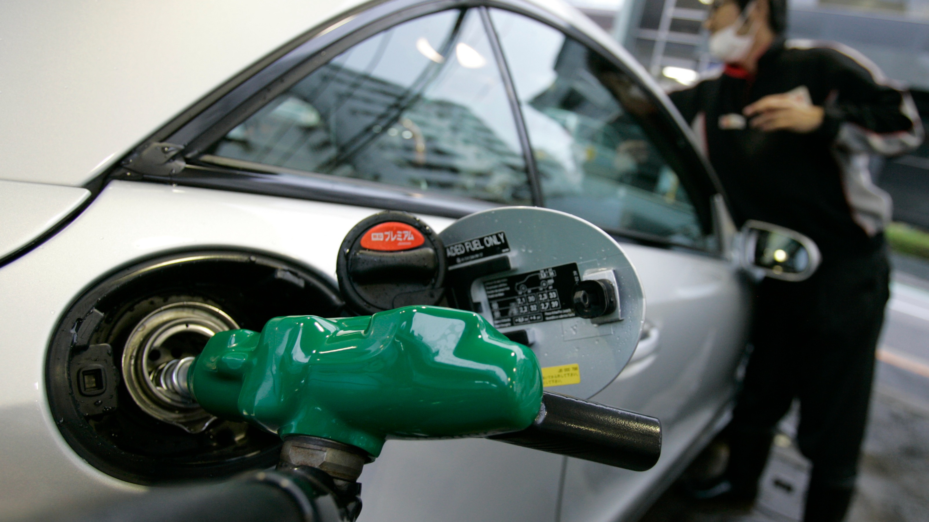 Để hạn chế đà tăng của giá xăng, Tokyo sẽ nâng mức trợ cấp đối đa cho các nhà phân phối lên 35 Yên/lít, từ mức 25 Yên hiện tại - Ảnh: Reuters