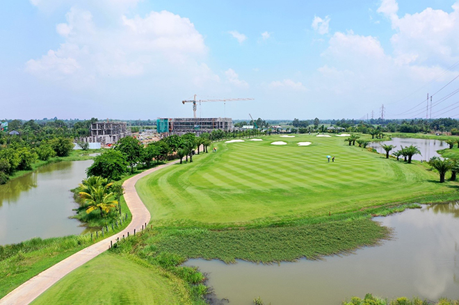 Không gian golf với thiên nhiên xanh mướt rộng lớn tại Green Center.