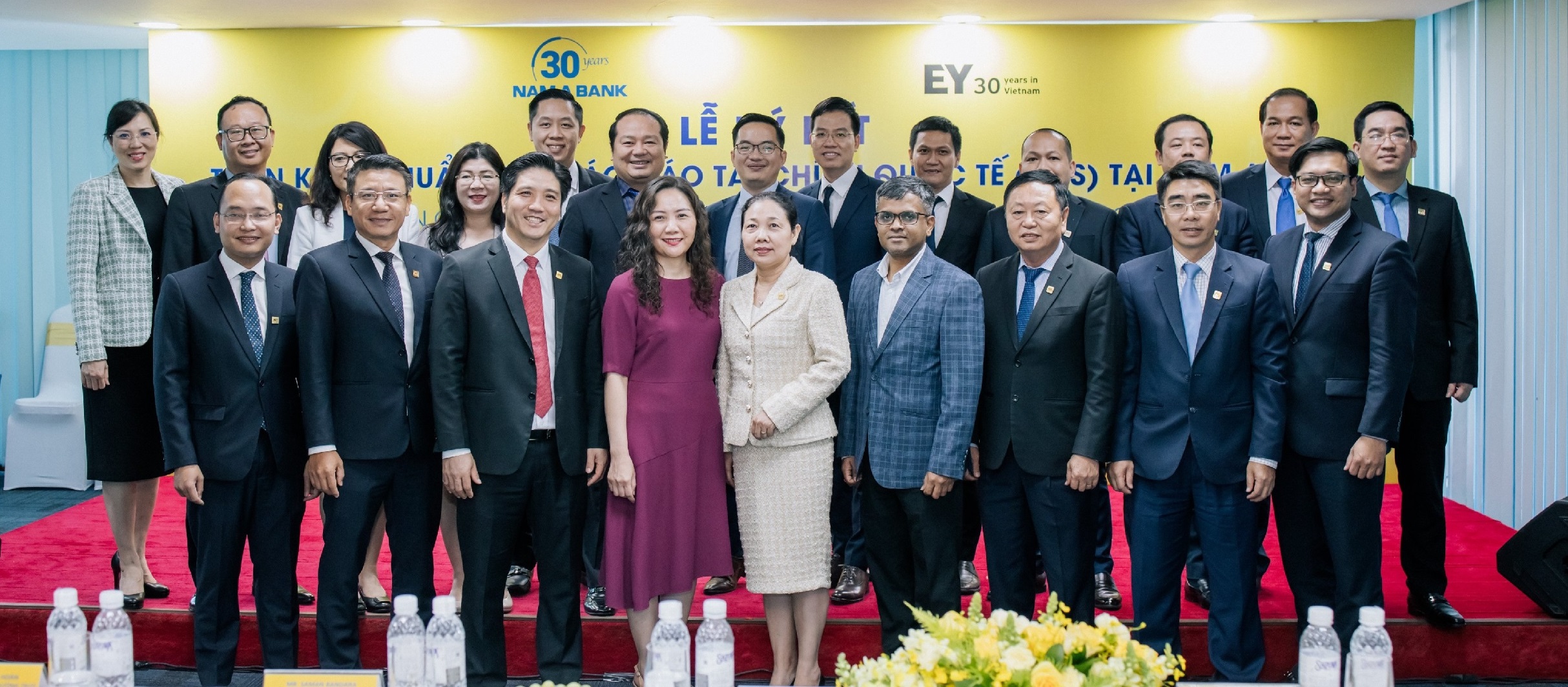 Ban l&atilde;nh đạo Nam A Bank v&agrave; C&ocirc;ng ty TNHH Ernst & Young Vietnam chụp h&igrave;nh lưu niệm tại Lễ k&yacute; kết.