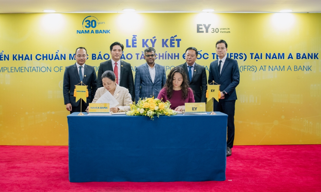 Bà Võ Thị Tuyết Nga - Thành viên Hội đồng Quản trị kiêm Phó Tổng giám đốc Nam A Bank và Bà Nguyễn Phương Nga - Phó Tổng Giám Đốc EY Việt Nam thực hiện nghi lễ ký kết hợp tác.