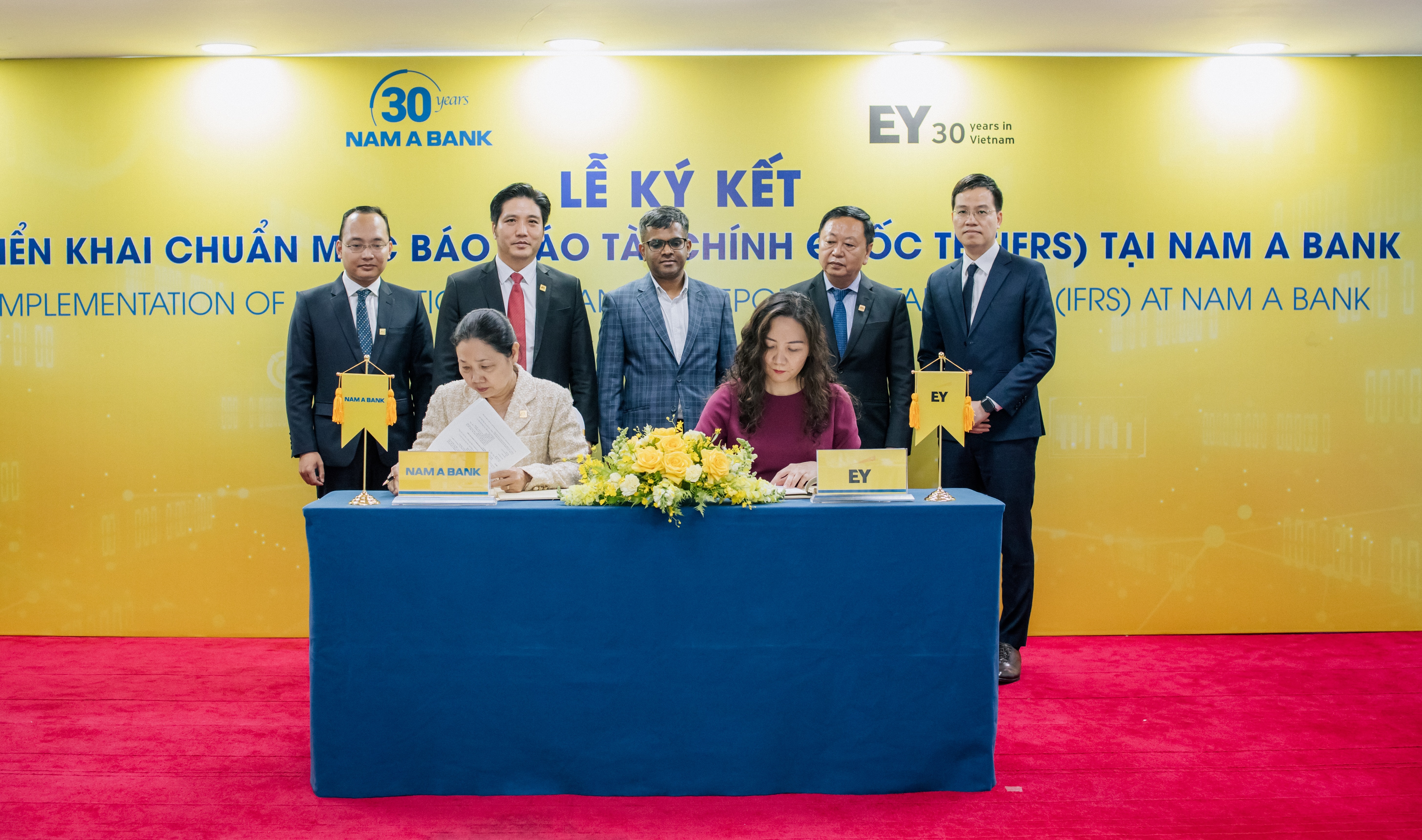 Bà Võ Thị Tuyết Nga - Thành viên Hội đồng Quản trị kiêm Phó Tổng giám đốc Nam A Bank và Bà Nguyễn Phương Nga - Phó Tổng Giám Đốc EY Việt Nam thực hiện nghi lễ ký kết hợp tác.