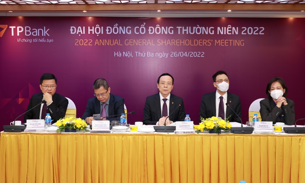 Ông Đỗ Minh Phú - chủ tịch Hội đồng Quản trị TPBank (giữa) tại đại hội.