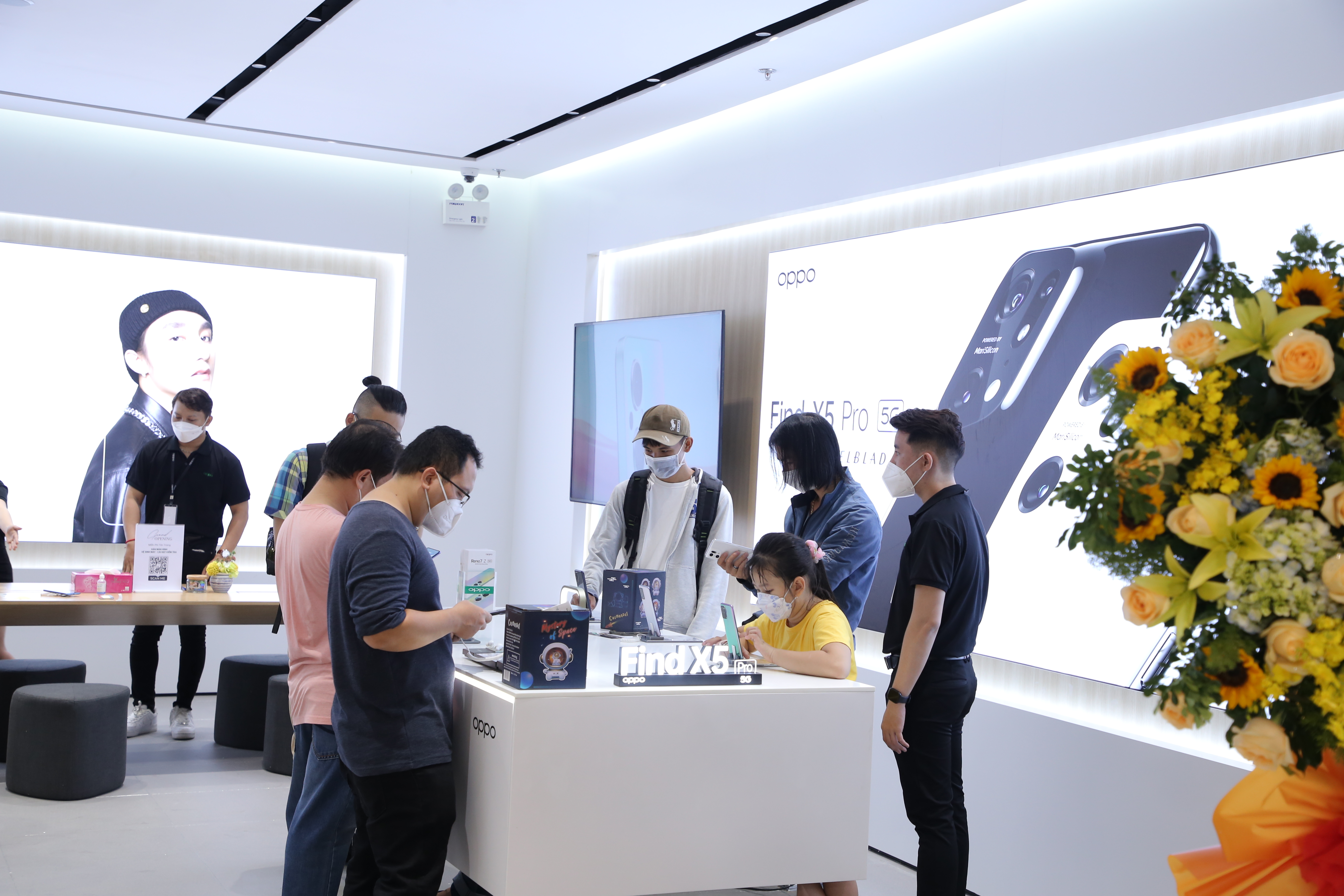 Không gian sáng sủa và trưng bày đầy đủ các dòng sản phẩm từ OPPO để khách hàng trải nghiệm tại OPPO Experience Store.