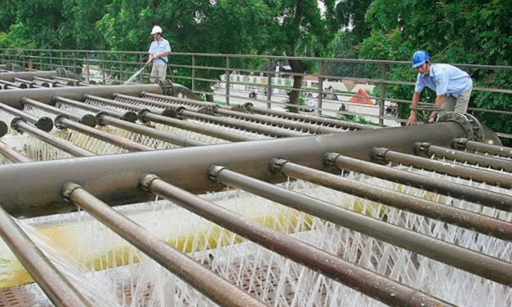 Tổng khối lượng nước máy sản xuất tại Hà Nội đã vượt quá nhu cầu, nhưng vẫn còn nhiều người dân chưa được hưởng nước sạch.