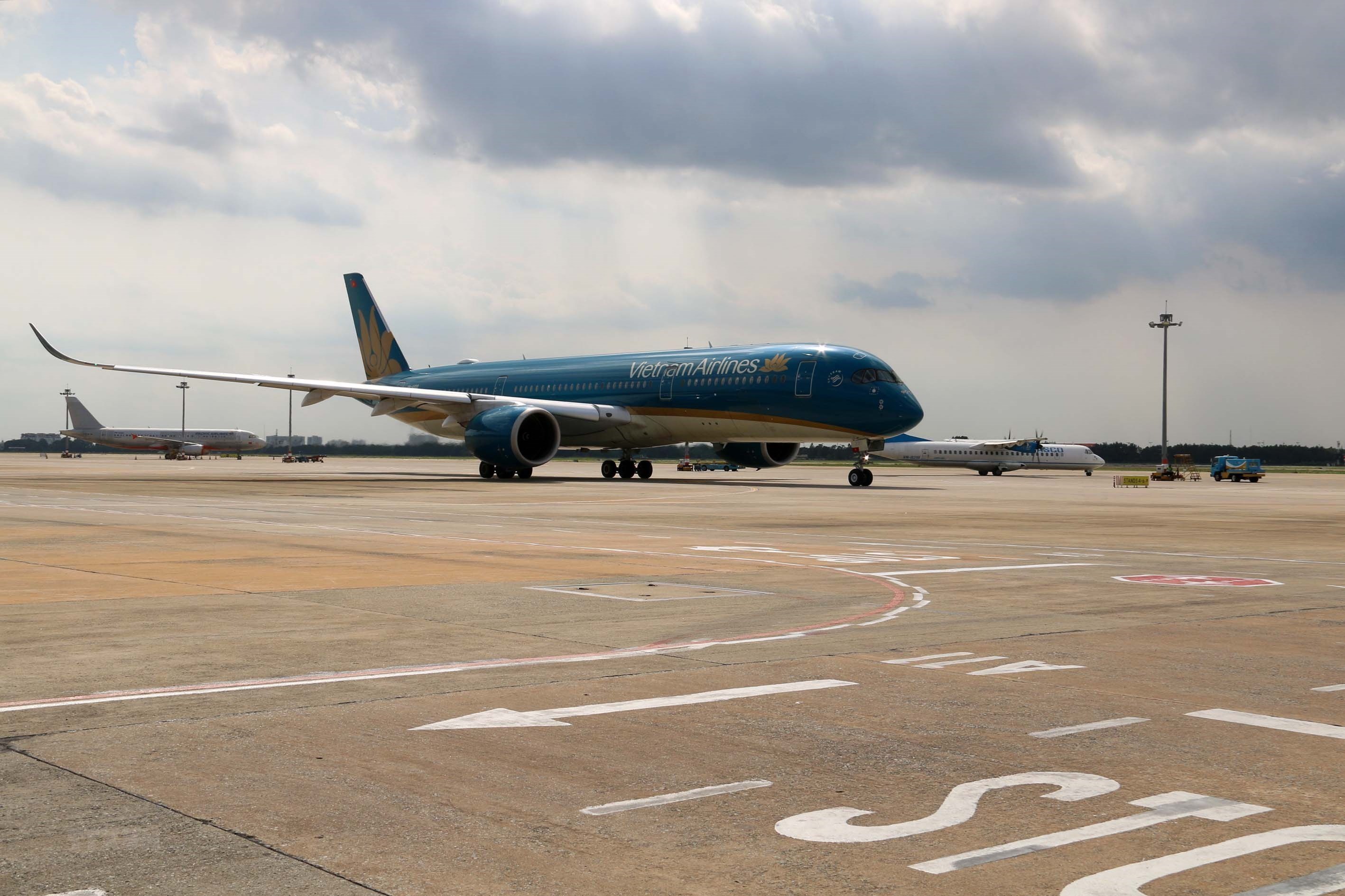 Sân bay Tân Sơn Nhất chính thức khai thác trở lại hai đường băng.