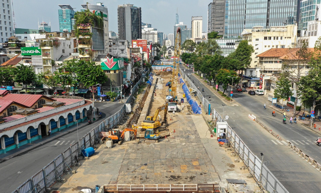 Tuyến metro số 1 (Bến Thành – Suối Tiên) mới đạt khoảng 88% tổng khối lượng công việc. Thời gian hoàn thành thi công dự kiến vào quý 4/2023, trễ hẹn