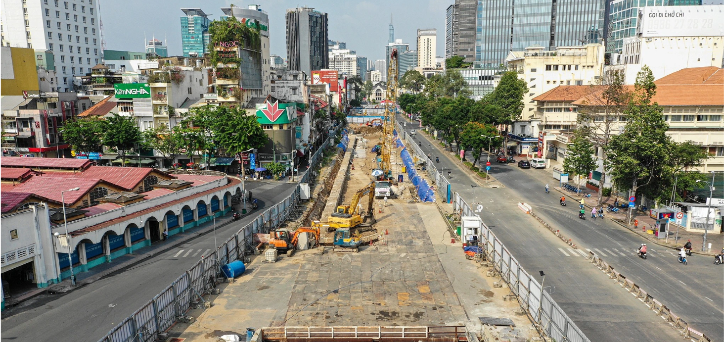 Tuyến metro số 1 (Bến Thành – Suối Tiên) mới đạt khoảng 88% tổng khối lượng công việc. Thời gian hoàn thành thi công dự kiến vào quý 4/2023, trễ hẹn "về đích" 2 năm so với kế hoạch phê duyệt trước đó.