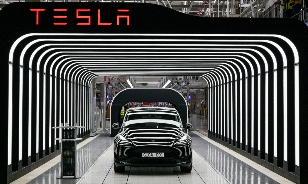Mẫu xe Model Y trong lễ khai trương nhà máy Tesla ở Đức hôm 22/3/2022 - Ảnh: Reuters.