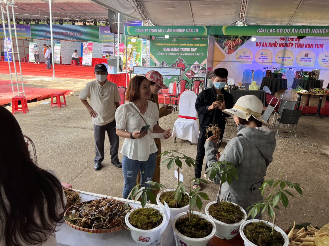 Chợ s&acirc;m Ngọc Linh k&eacute;o d&agrave;i 3 ng&agrave;y, v&agrave; tới tận ng&agrave;y cuối c&ugrave;ng, nhiều du kh&aacute;ch H&agrave; Nội, TP HCM vẫn t&igrave;m tới đ&acirc;y để lựa chọn sản phẩm, t&igrave;m nh&agrave; cung cấp uy t&iacute;n.&nbsp;