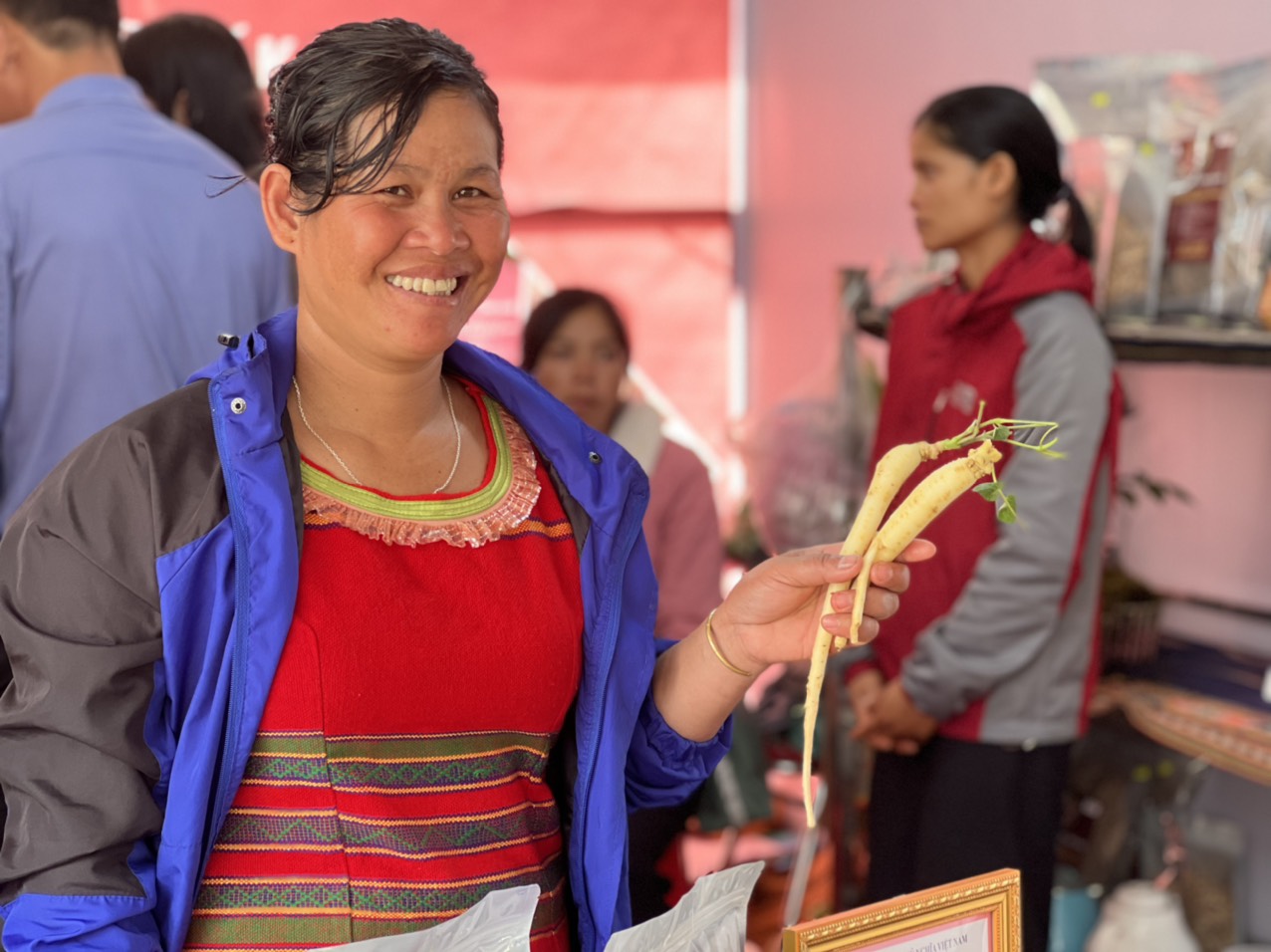 Những n&ocirc;ng d&acirc;n như chị Hồ Gian, Hội phụ nữ Hợp t&aacute;c x&atilde; Đăk Vi&ecirc;n, rất vui mừng khi được mang những sản phẩm do ch&iacute;nh tay m&igrave;nh ươm trồng, chăm s&oacute;c xuống chợ. Chị Gian kỳ vọng rất nhiều v&agrave;o việc c&aacute;c sản phẩm của Hợp t&aacute;c x&atilde; sẽ được biết tới nhiều hơn nữa.&nbsp;