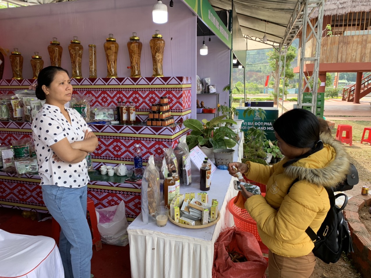 Ở v&ugrave;ng trồng s&acirc;m nhưng lần đầu những phụ nữ ở đ&acirc;y mới c&oacute; dịp t&igrave;m hiểu về c&aacute;c sản phẩm l&agrave;m đẹp được chiết xuất từ s&acirc;m Ngọc Linh. Chị Hồ Linh kh&aacute; tần ngần khi lựa chọn sản phẩm v&igrave; n&oacute; rất đắt tiền.&nbsp;