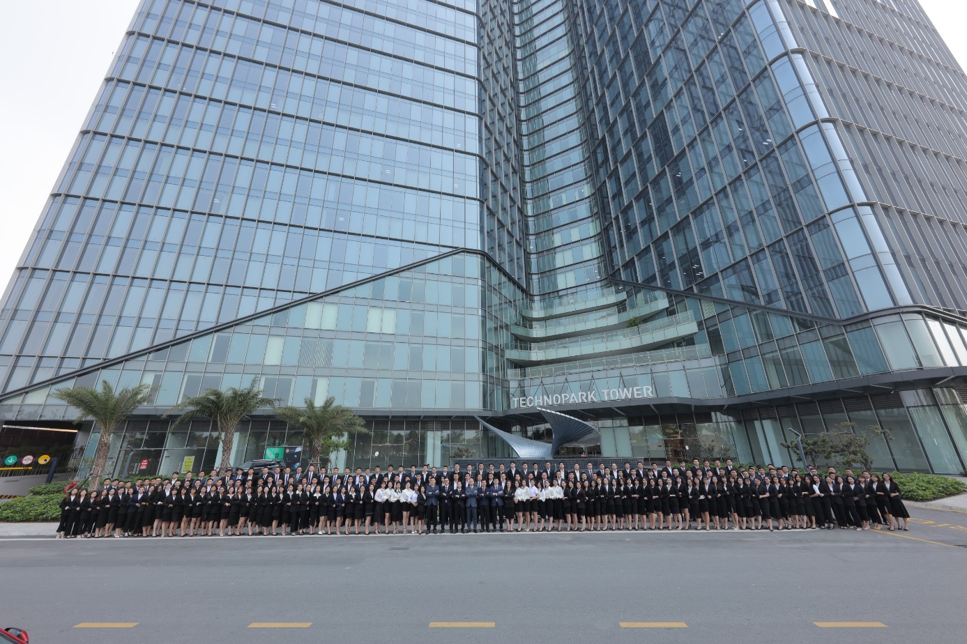 Giải thưởng &ldquo;Top 10 Thương Hiệu V&agrave;ng Việt Nam 2022&rdquo; l&agrave; th&agrave;nh quả xứng đ&aacute;ng từ những nỗ lực kh&ocirc;ng ngừng nghỉ của Ban l&atilde;nh đạo Queen Land v&agrave; gần 500 nh&acirc;n sự trong hệ thống.