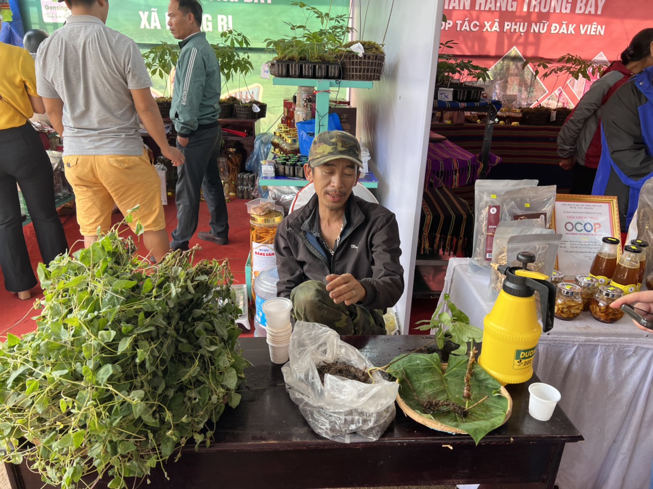 Ngoài sâm Ngọc Linh, phiên chợ còn xuất hiện thêm nhiều sản phẩm rau, quả đặc hữu của Tu Mơ Rông cũng như Kon Tum được người dân đem xuống chợ.