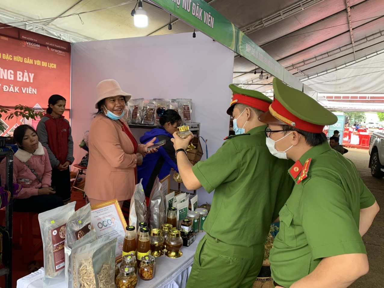 Một số chiến sĩ c&ocirc;ng an l&agrave;m nhiệm vụ đảm bảo an ninh tại chợ cũng tranh thủ t&igrave;m mua sản phẩm cho người th&acirc;n.&nbsp;