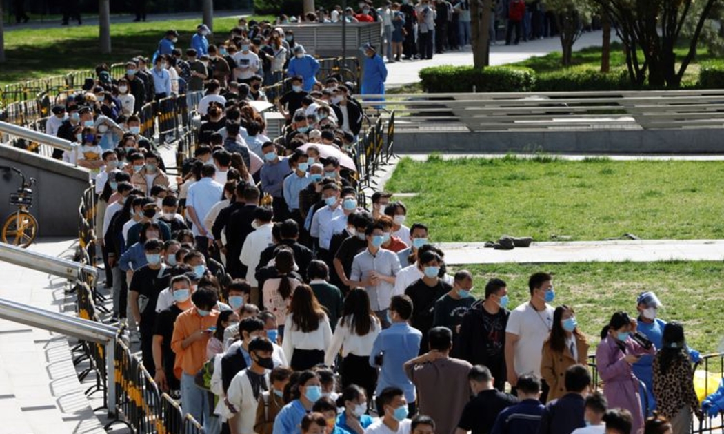 Xếp hàng xét nghiệm Covid tại quận Haidian, Bắc Kinh ngày 26/4 - Ảnh: Reuters