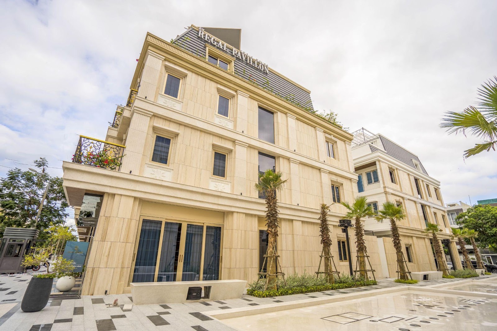 Đất Xanh Miền Trung tiên phong áp dụng bảng vật liệu nhập khẩu đắt đỏ như đá Marble, hệ kính hộp 2 lớp phủ Double Low-E khổ lớn, hệ nhôm mạ Anode, phụ kiện Cmech (Mỹ) cùng hệ thống chiếu sáng nhập khẩu Sorra (Mỹ)... mang đến cho cư dân những trải nghiệm sống đẳng cấp.
