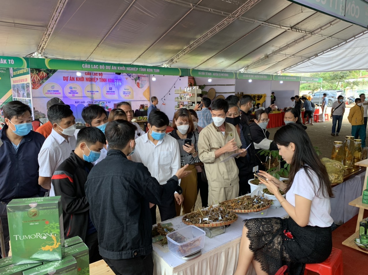 Chợ bán "Quốc bảo Việt Nam" có sự tham dự của 44 cơ sở trồng, sản xuất các sản phẩm từ sâm Ngọc Linh uy tín, được chính quyền huyện Tu Mơ Rông lựa chọn kỹ lưỡng nên người dân, du khách tham quan rất yên tâm khi mua bán tại đây.