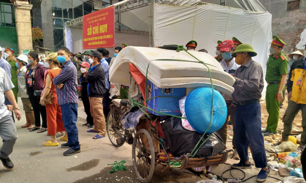 Chính quyền quận Hoàng Mai, TP. Hà Nội vừa tổ chức cưỡng chế 27 hộ tại ngõ 176 Định Công với diện tích khoảng 2.900m2 để đẩy nhanh tiến độ dự án đường Vành đai 2,5 đoạn Đầm Hồng - Quốc lộ 1.