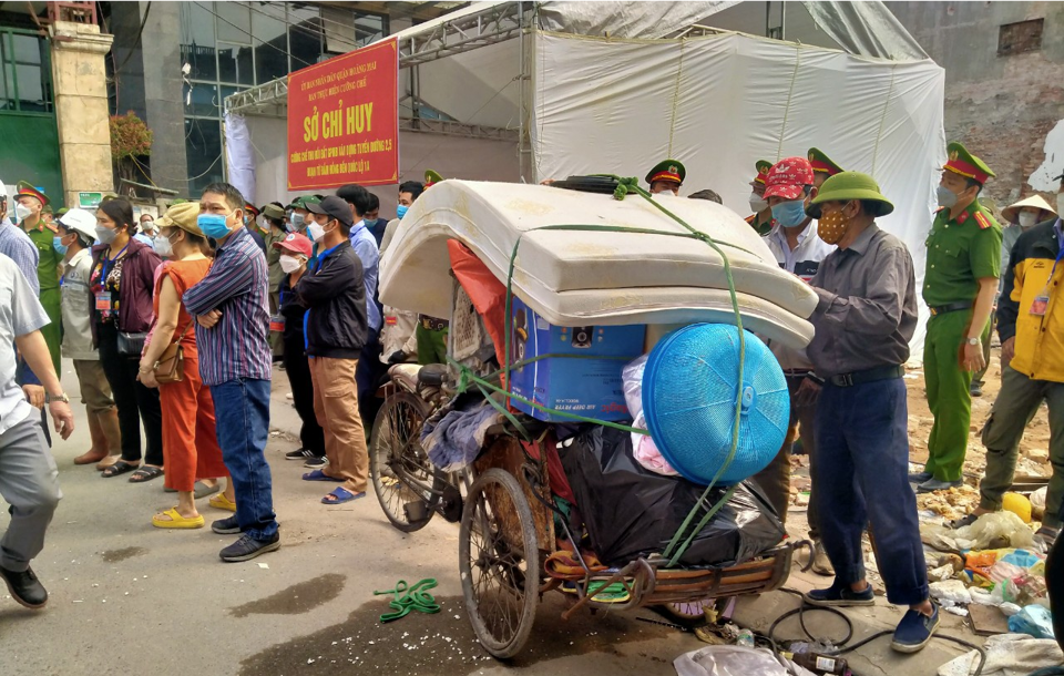 Chính quyền quận Hoàng Mai, TP. Hà Nội vừa tổ chức cưỡng chế 27 hộ tại ngõ 176 Định Công với diện tích khoảng 2.900m2 để đẩy nhanh tiến độ dự án đường Vành đai 2,5 đoạn Đầm Hồng - Quốc lộ 1.