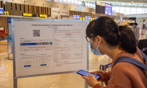 Việt Nam tạm dừng khai báo y tế Covid-19 với người nhập cảnh 