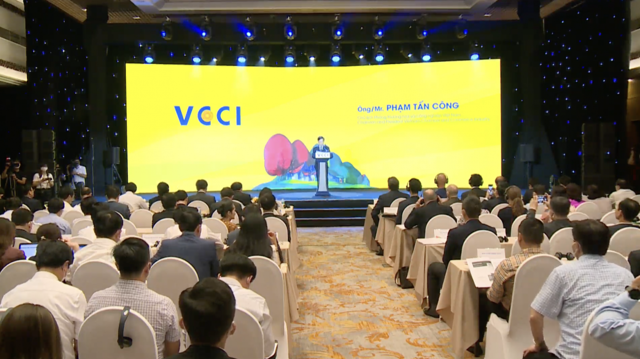 Ông Phạm Tấn Công, Chủ tịch VCCI phát biểu khai mạc.