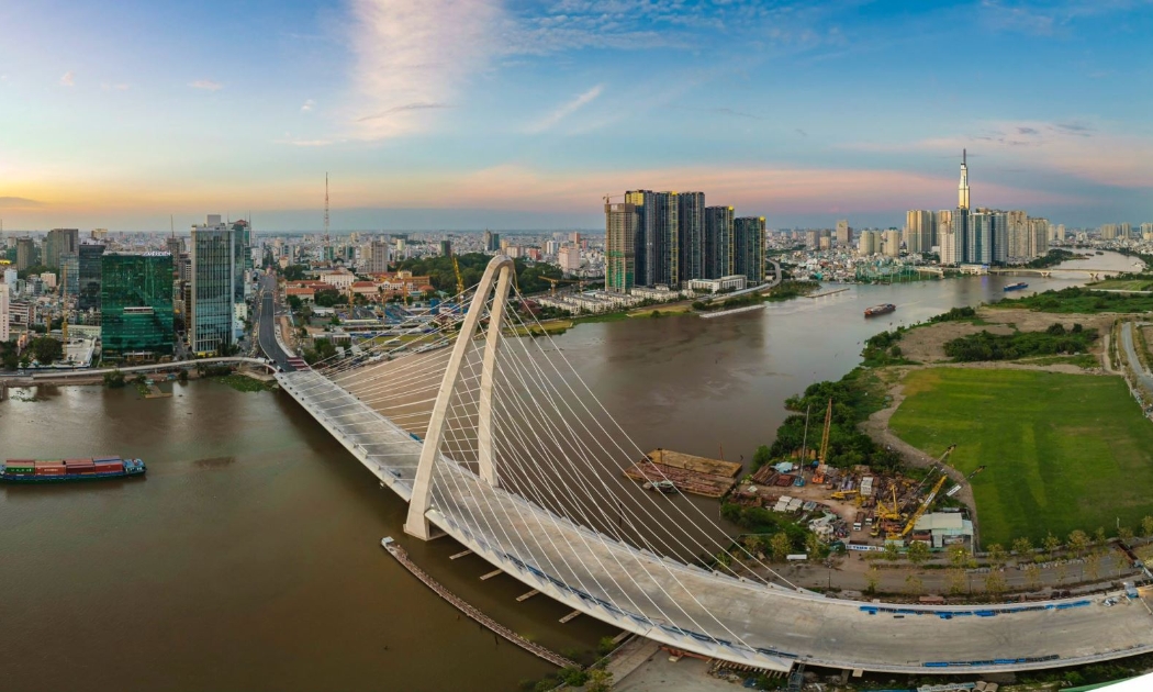Dự án cầu Thủ Thiêm 2 có kiến trúc uốn lượn độc đáo, dài gần 1,5 km, được thiết kế dây văng với trụ tháp chính cao 113 m, với 6 làn xe, tổng vốn đầu tư 1.082 tỷ đồng, đã chính thức khánh thành vào sáng 28/4/2022.