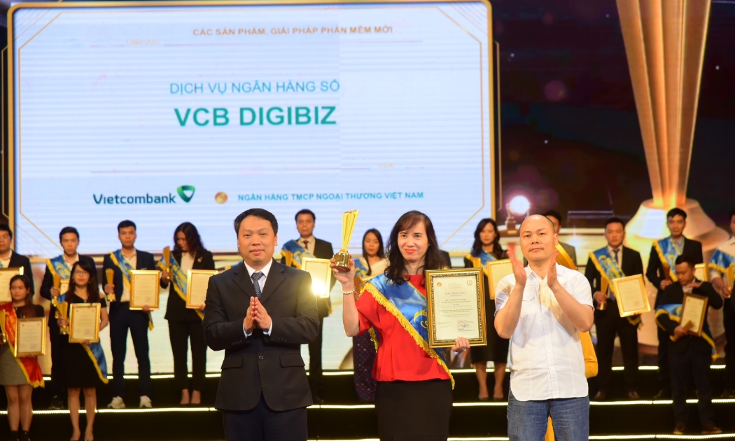 Bà Nguyễn Thị Thu Hằng - Trưởng phòng Phát triển Kênh số và Đối tác, đại diện Vietcombank nhận giải thưởng Sao Khuê dành cho dịch vụ ngân hàng số VCB DigiBiz.