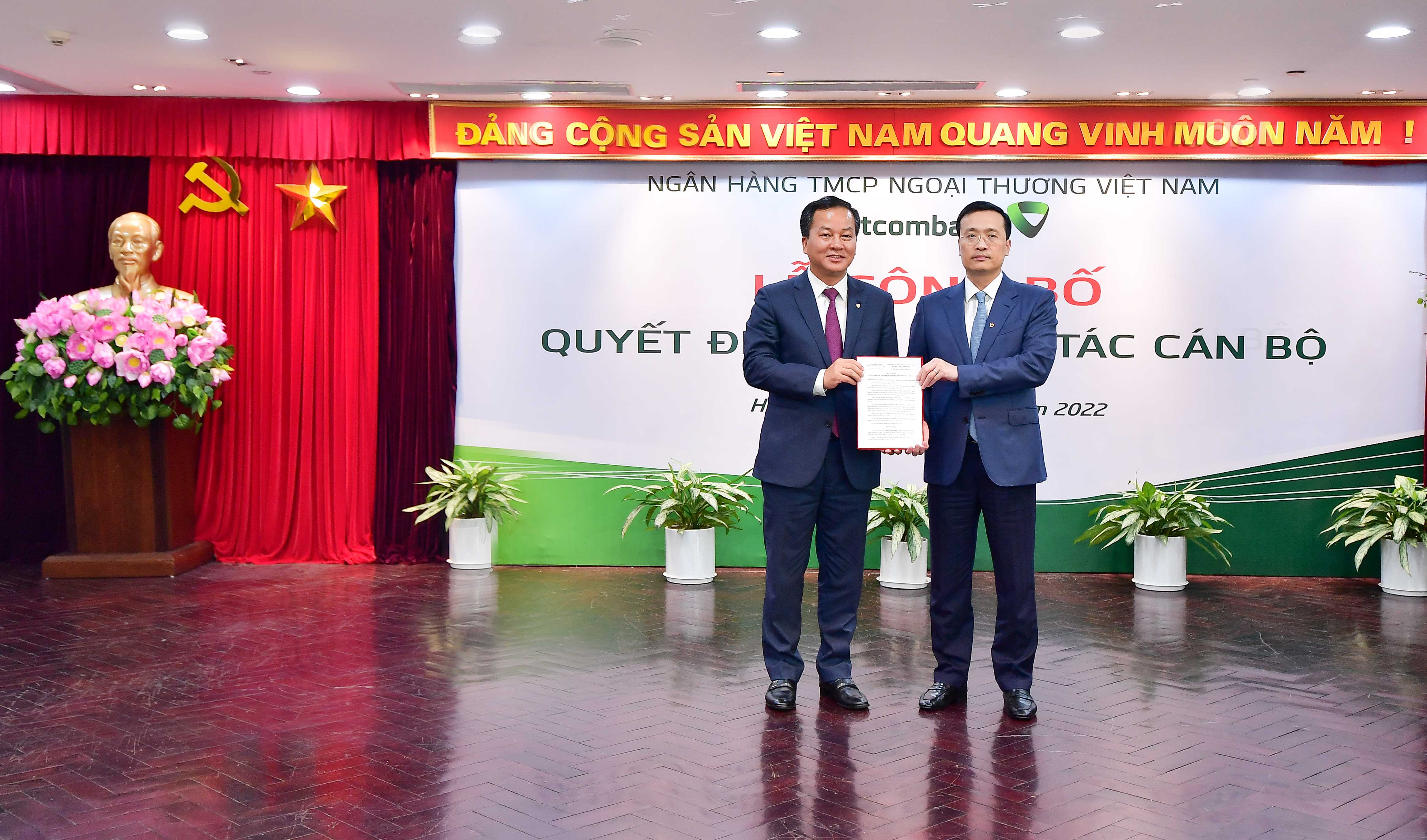 &Ocirc;ng Phạm Quang Dũng - Chủ tịch Hội đồng Quản trị Vietcombank (b&ecirc;n phải) trao quyết định bổ nhiệm cho &ocirc;ng Nguyễn Việt Cường - t&acirc;n Ph&oacute; Tổng gi&aacute;m đốc Vietcombank.