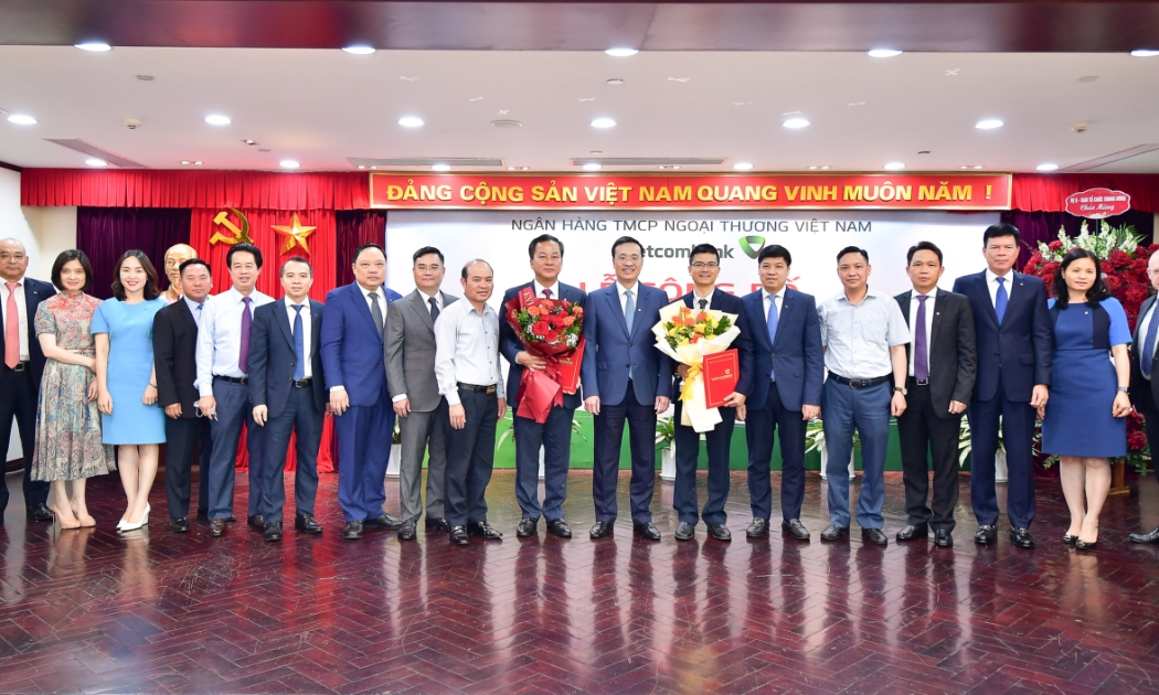Ban lãnh đạo Vietcombank chúc mừng và chụp ảnh lưu niệm cùng ông Nguyễn Việt Cường và ông Trần Thanh Nam.