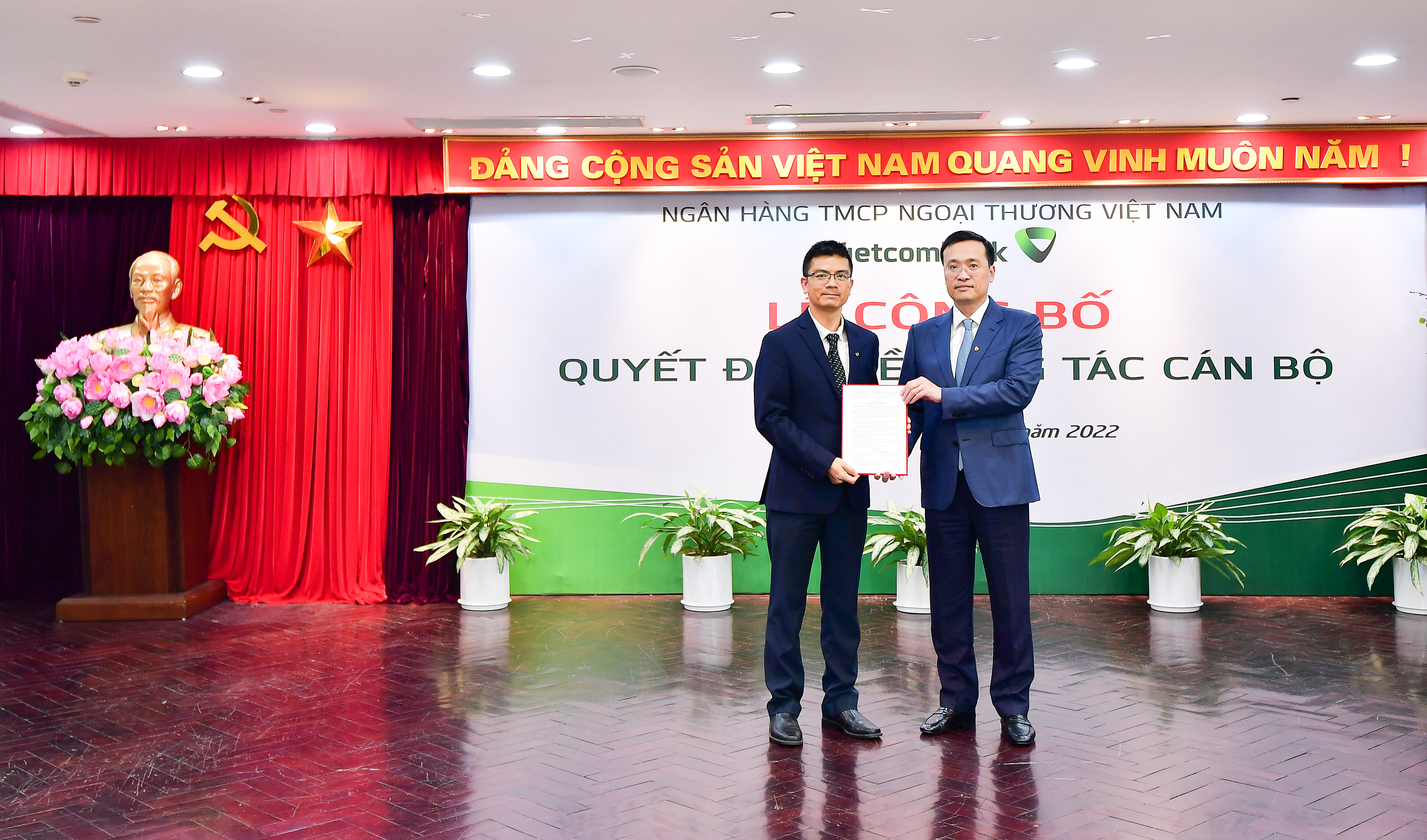 &Ocirc;ng Phạm Quang Dũng - Chủ tịch Hội đồng Quản trị Vietcombank (b&ecirc;n phải) trao quyết định bổ nhiệm cho &ocirc;ng Trần Thanh Nam - t&acirc;n Gi&aacute;m đốc Khối vận h&agrave;nh v&agrave; Gi&aacute;m đốc đổi mới s&aacute;ng tạo Vietcombank.