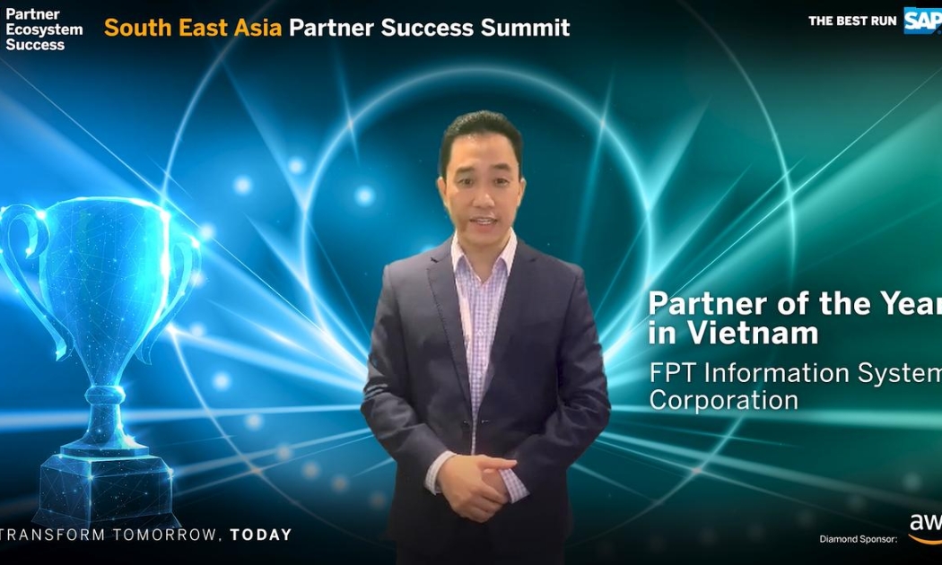 Ông Nguyễn Hồng Việt - Tổng giám đốc SAP Việt Nam công bố giải thưởng Partner of the Year 2021 dành cho FPT IS.